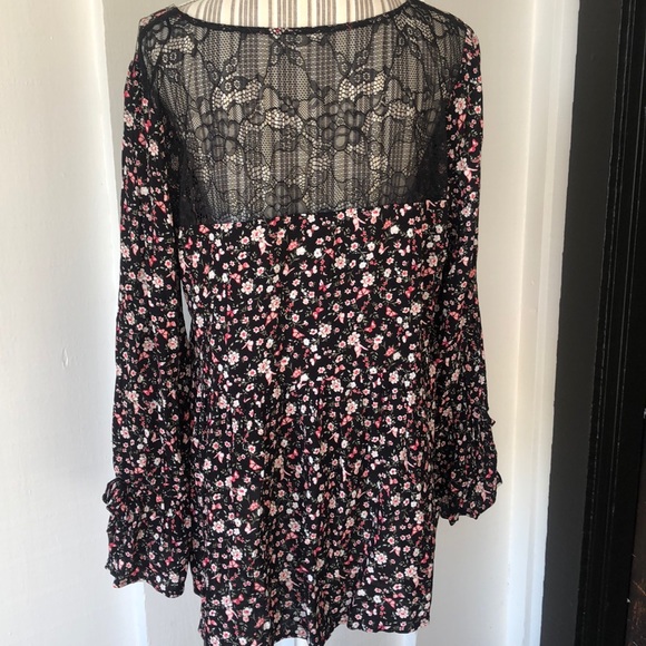 Love & Legend Floral Top - Picture 3 of 11